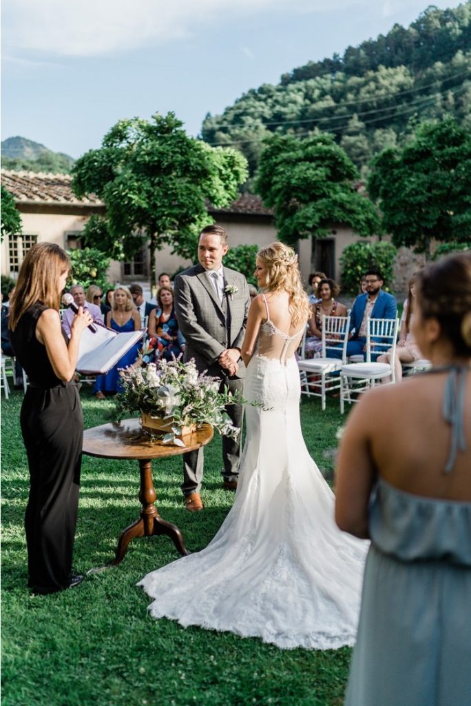 Wedding ceremony in tuscany Celebrant symbolic Ph. Daniele Pierangeli