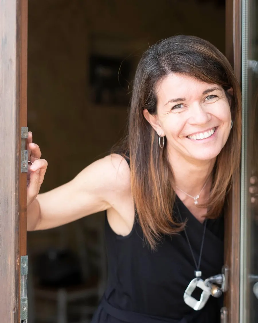 Francesca Fantoni, fondatrice di Efffetti, sorridente sulla porta di casa